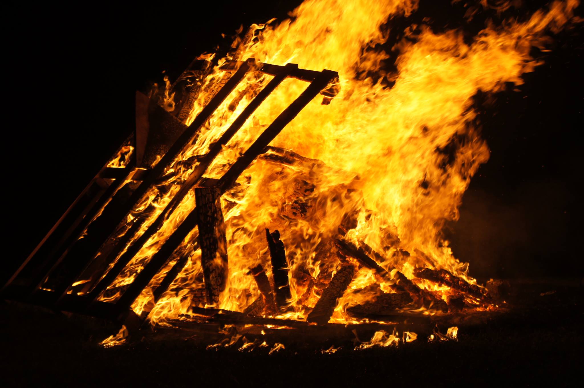 Jānis 2017, festa del sostizio d’estate. Falò nel quale si svolge il tradizionale salto del fuoco. Lago nei pressi di Rēzekne (Natalie Wi)