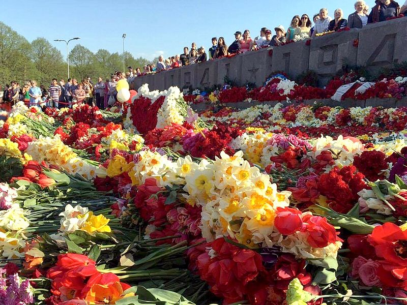 Monumento per la Vittoria dell’Armata Rossa. Riga, 9 maggio 2016, alcuni cittadini celebrano il controverso День Победы, cioé la vittoria sovietica sui nazisti del 9 maggio 1945 che mise fine alla “Grande Guerra Patriottica”  (Wikipedia.ru)