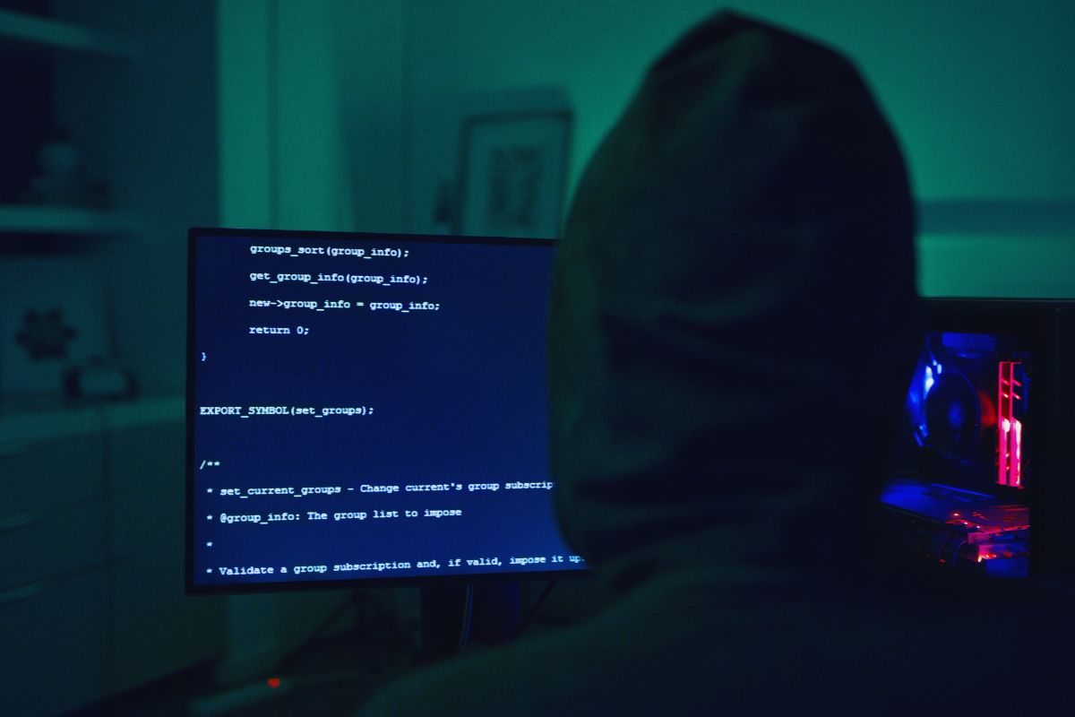 Uomo incappucciato davanti ad un PC