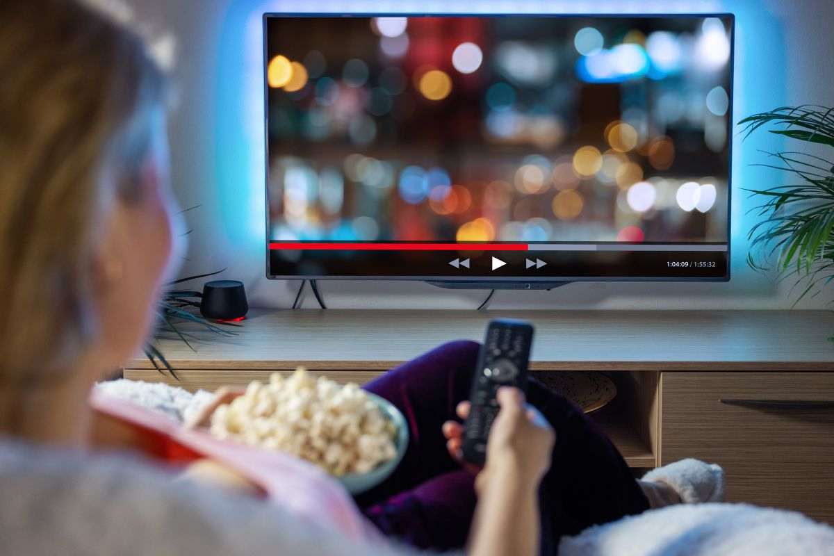 Persona che guarda la tv