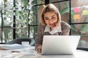 Donna al pc e soldi