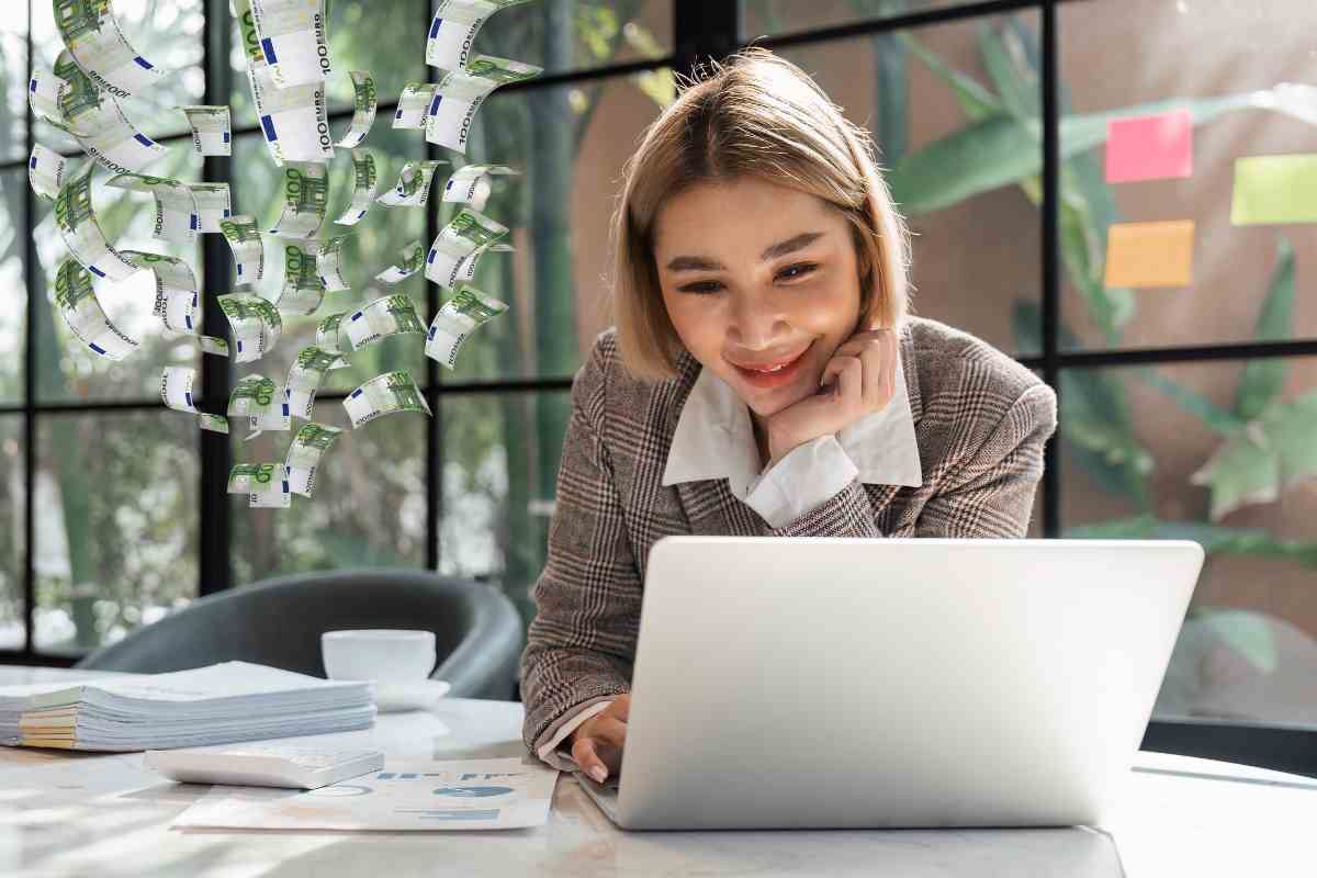 Donna al pc e soldi