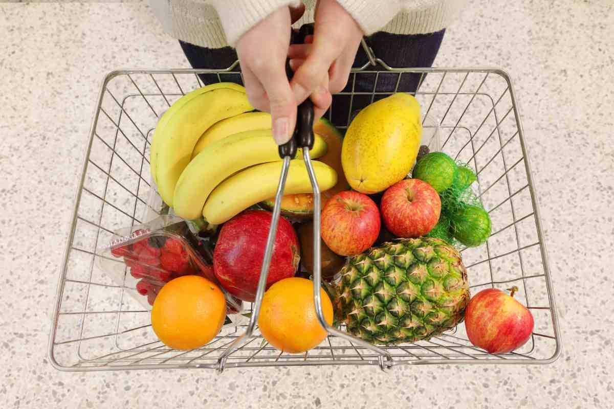 Frutta nel cestino della spesa