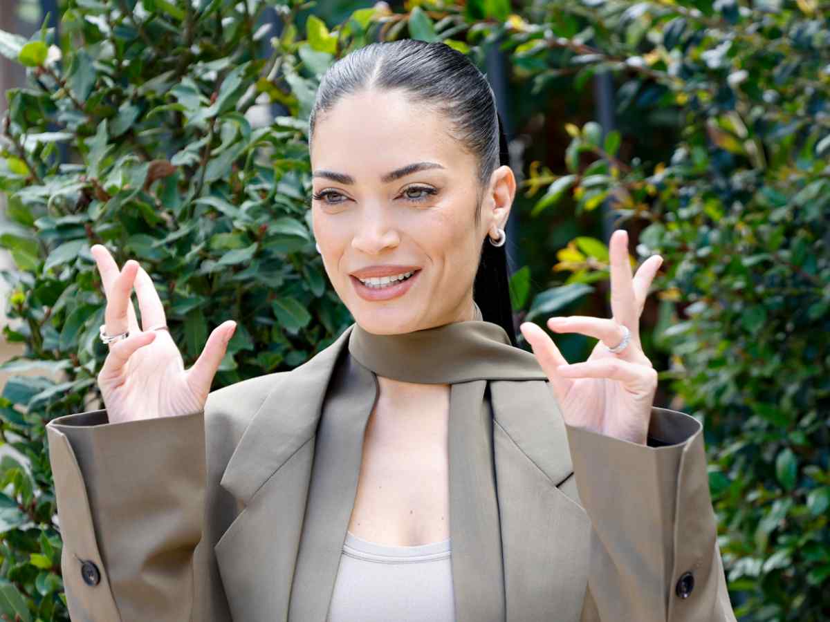 Elodie sorridente con le mani alzate