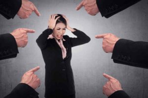Persona accusata con dita puntate