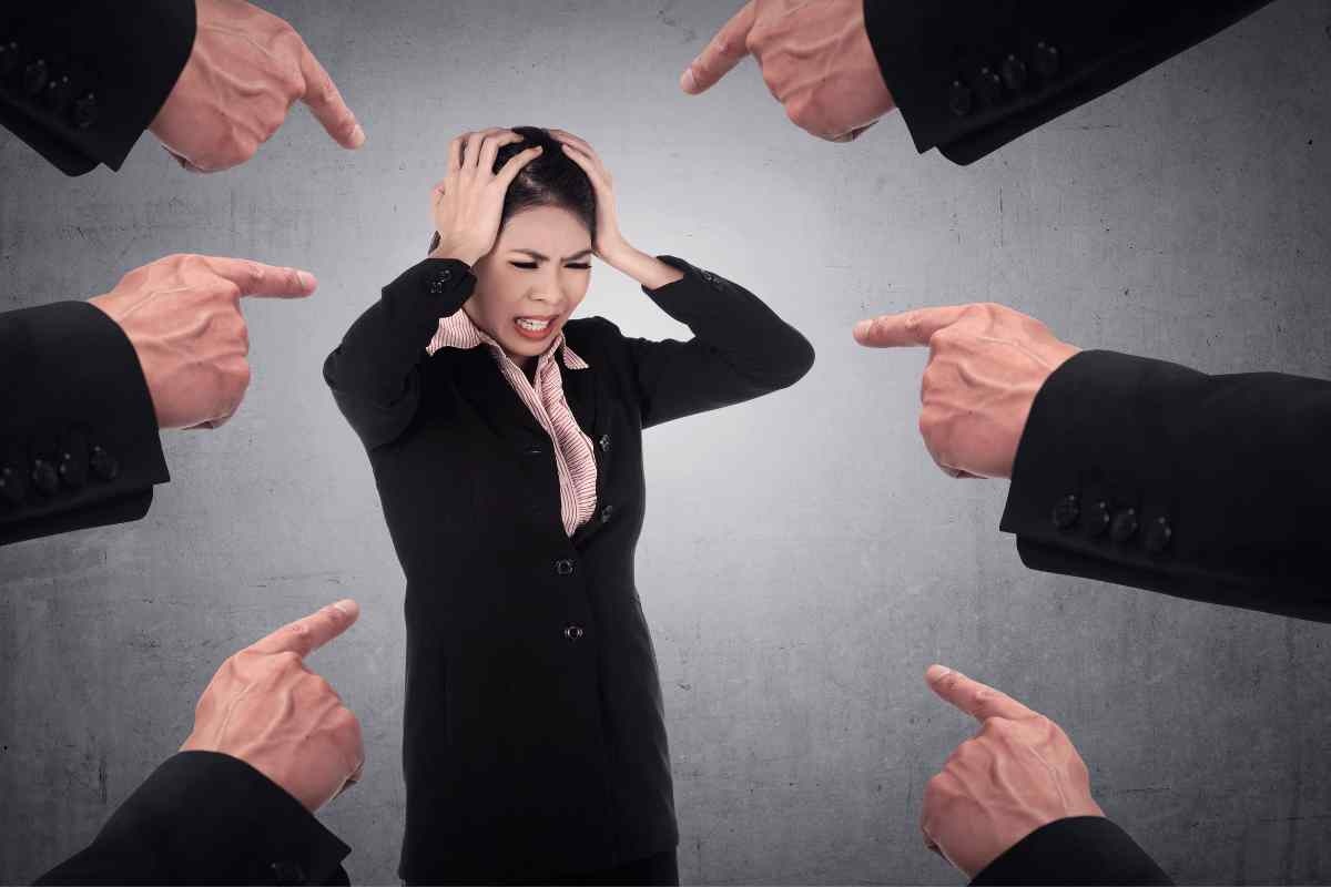 Persona accusata con dita puntate