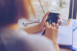Donna che controlla appunti su smartphone