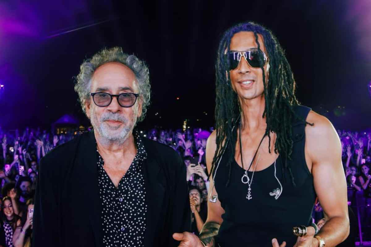 Ghali sul palco insieme a Tim Burton