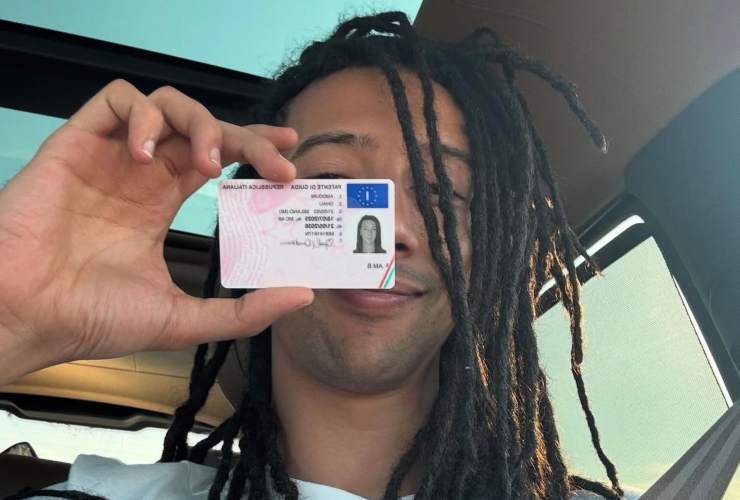 Ghali con i mano la patente di guida