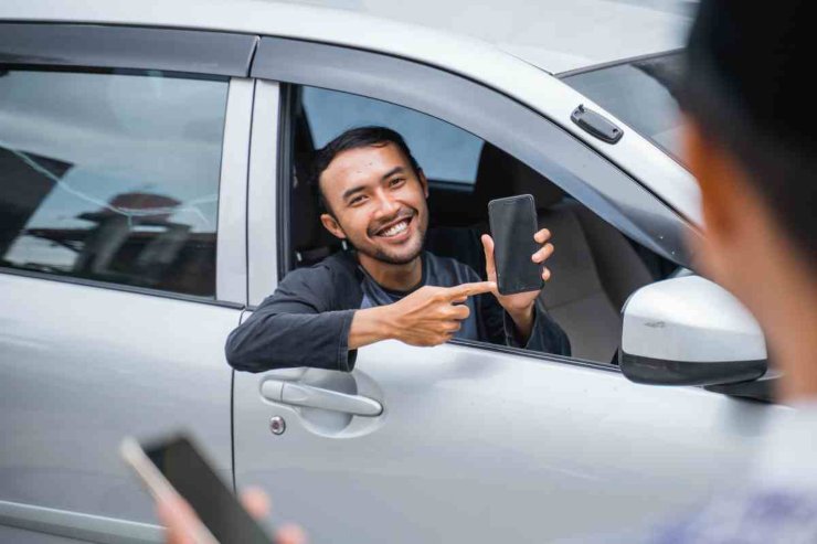 Uomo sorridente in auto