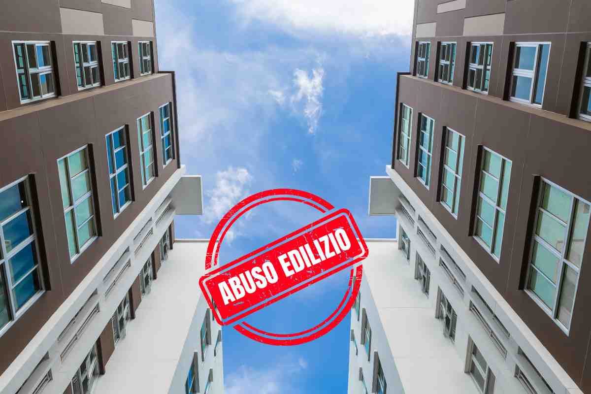 Condomini e timbro con scritto abuso edilizio