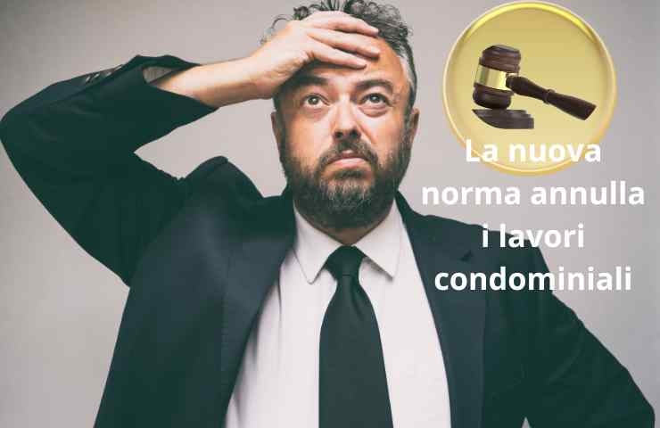 Uomo preoccupato, martelletto giudice e scritta