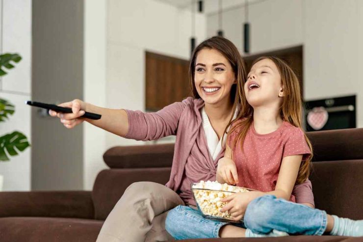 Mamme e figlia con il telecomando