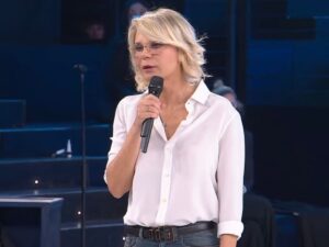 Maria De Filippi con il microfono in mano ad Amici