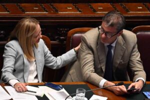 il premier giorgia meloni che parla con il ministro dell'economia giancarlo giorgetti