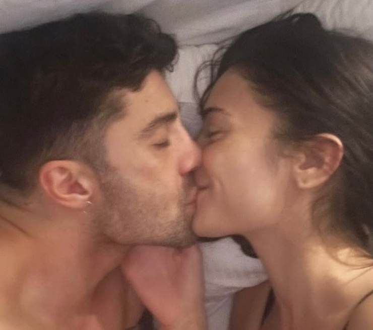 Elodie e Iannone si baciano a letto