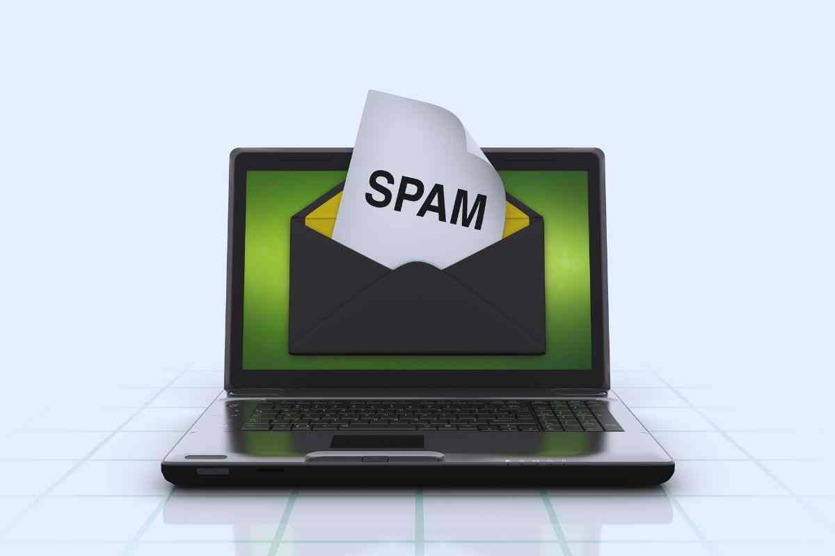 Raffigurazione mail spam su schermo laptop