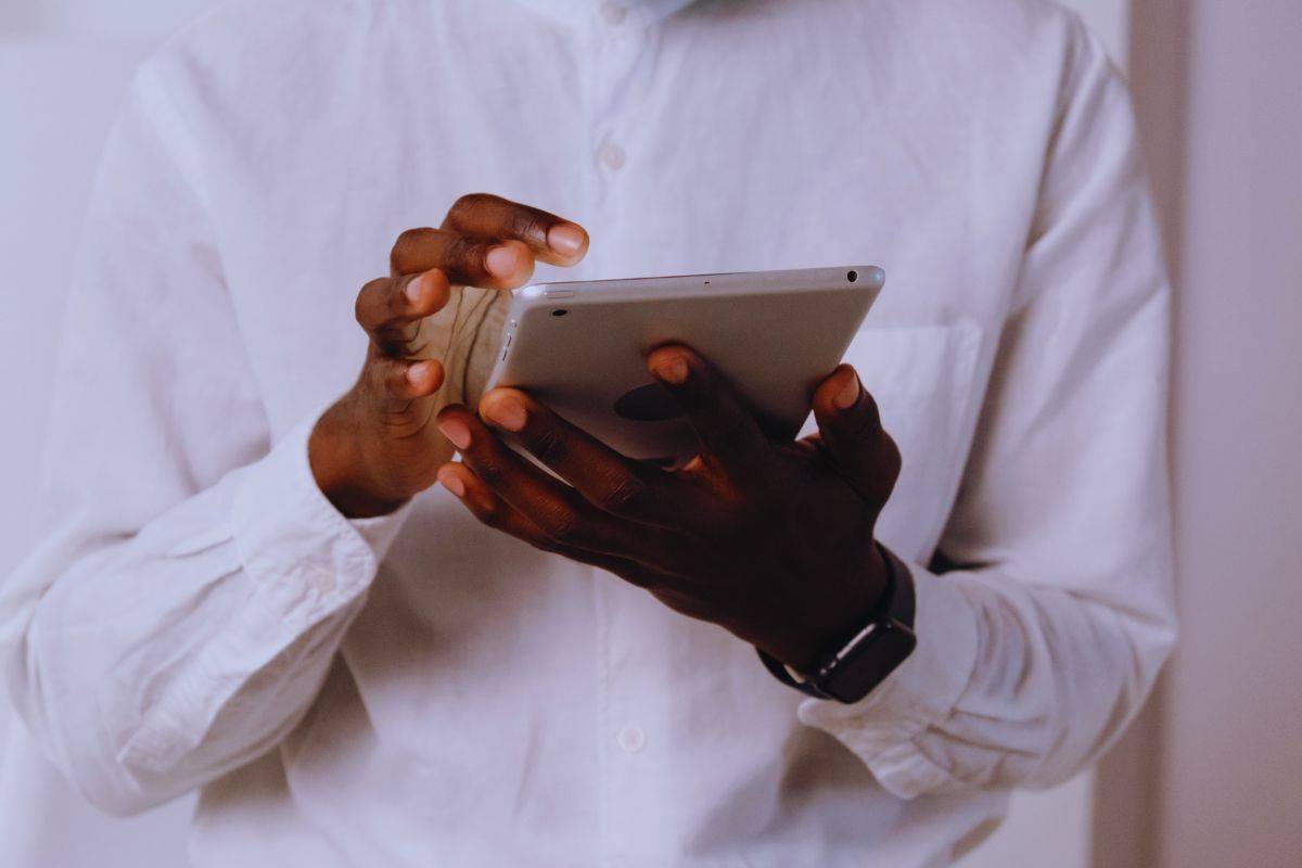Uomo che controlla notifiche su tablet
