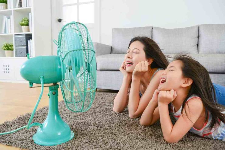 mamma e figlia col ventilatore
