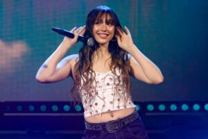 Sarah Toscano sul palco sorridente