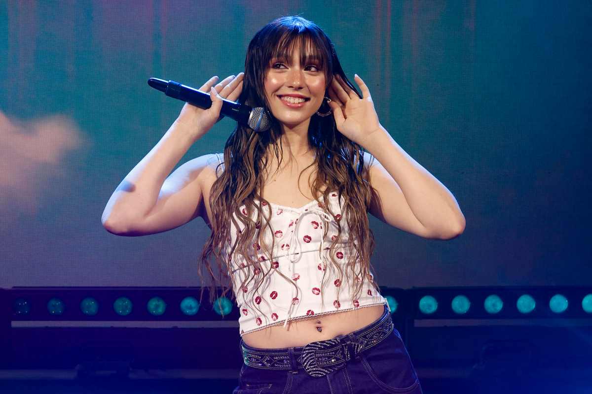 Sarah Toscano sul palco sorridente