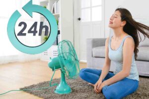 Donna con ventilatore acceso