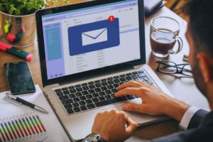 Uomo che legge mail al PC