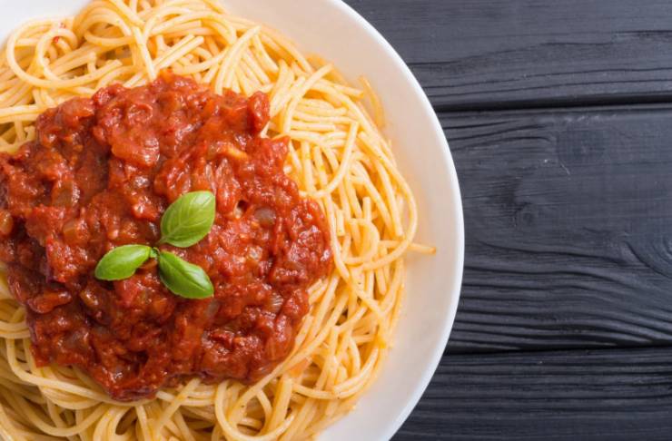 piatto di spaghetti con salsa di pomodoro e basilico