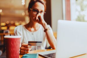 Donna preoccupata davanti al Pc