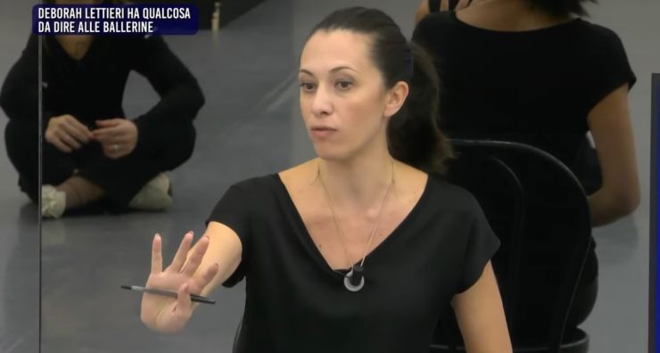 Deborah Lettieri parla con i ballerini ad Amici