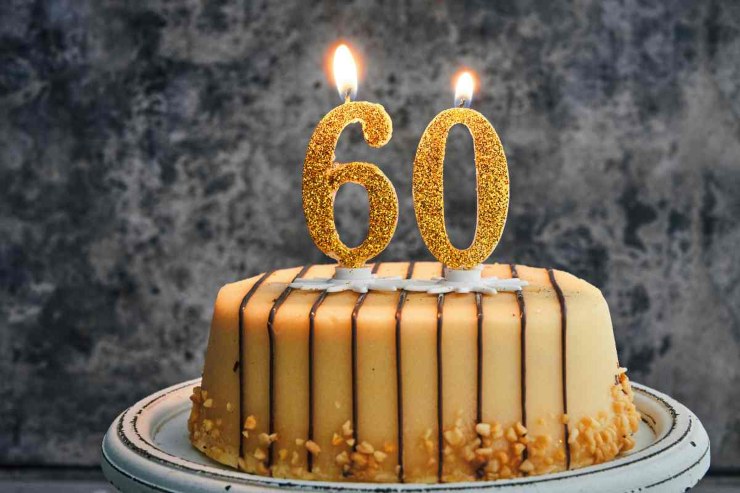 Torta con candeline numero 60