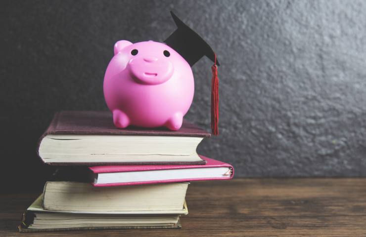 libri scolatici e salvadanaio