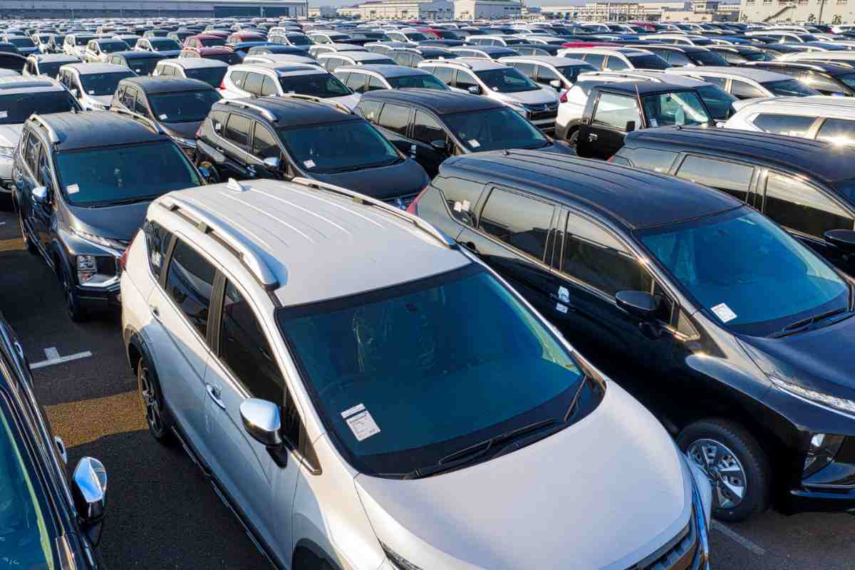automobili in un parcheggio