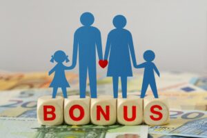 famiglia stilizzata con cuoricino e scritta bonus