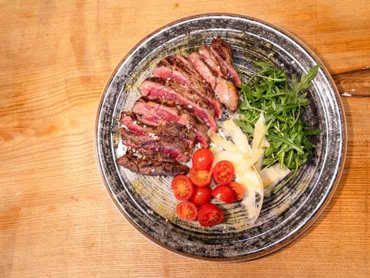 tagliata di carne con pomodorini e rucola