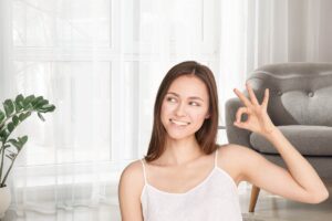soggiorno tende bianche e donna gesto ok