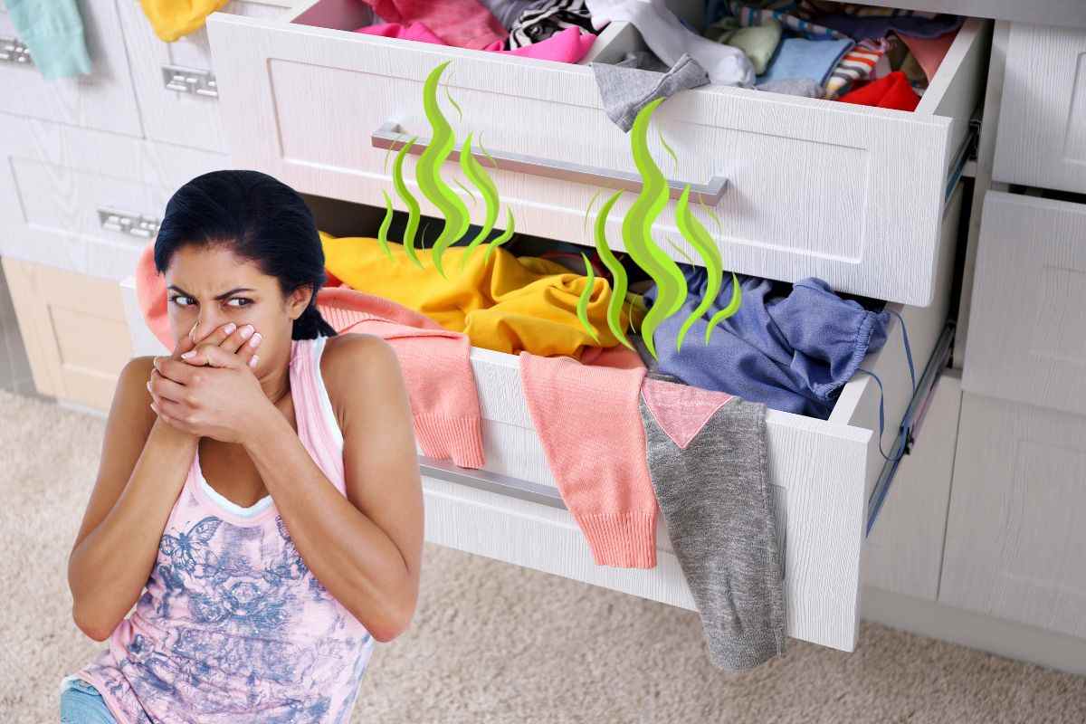 donna che si tappa il naso per il cattivo odore che esce dai cassetti