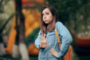 Ragazza sbuffa e con la mano fa segno di stop
