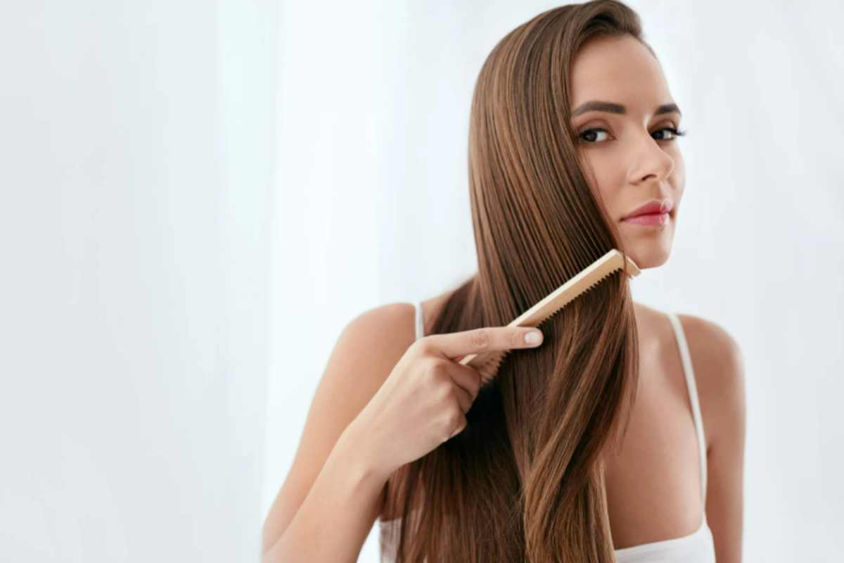 donna spazzola i capelli