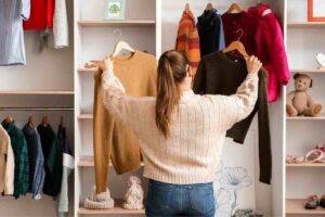 donna che sceglie vestiti armadio