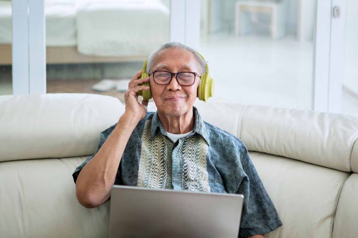 Signore che ascolta musica