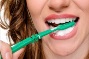 donna lava i denti
