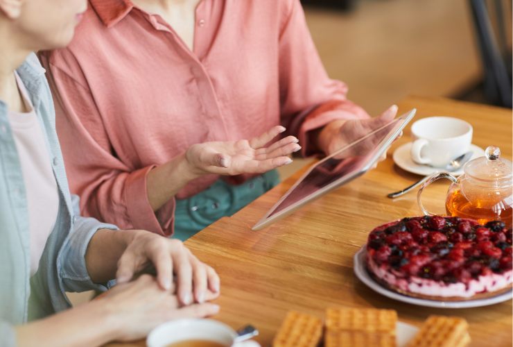 donne a tavola con un tablet 