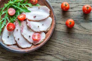 fettine di carne con rucola e pomodorini