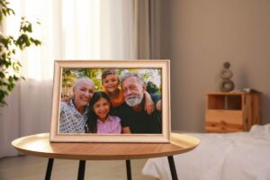 Cornice con foto di famiglia poggiata su tavolino