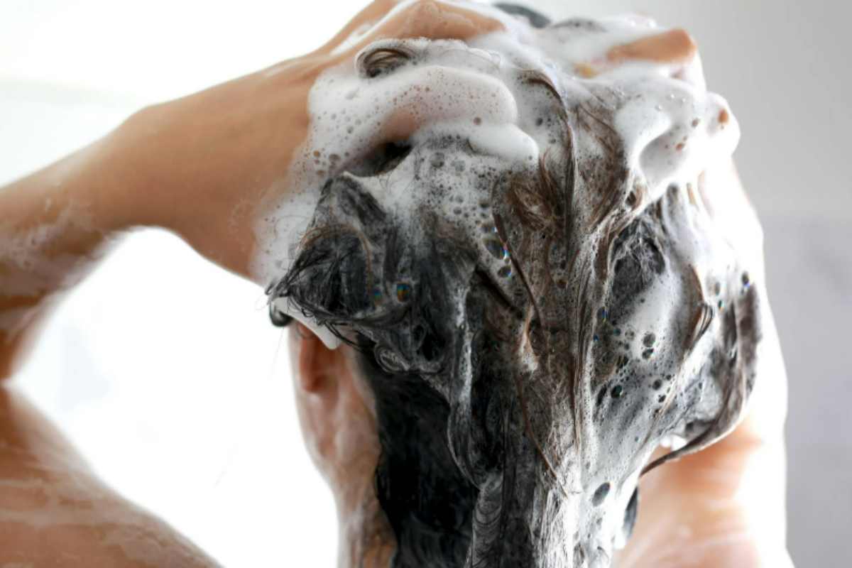 donna lava i capelli
