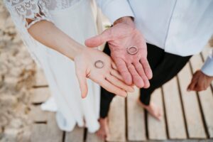 Uomo e donna con anelli in mano