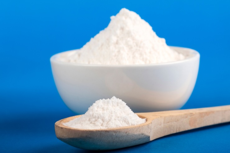ciotola con bicarbonato e cucchiaio di legno 