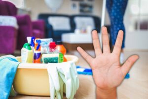prodotti per pulizie domestiche e mano che fa numero 5