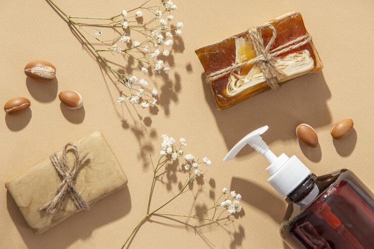 Composizione con sapone, semi di Argan e fiori